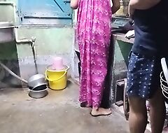 Indian bengali jail-bait kitchen pe kam kar rahi thi moka miltahi jail-bait ko jabardasti choda malik na.