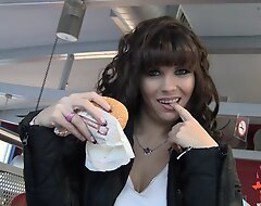 Freundin will im Enduring Food Bistro blasen und frisst Sperma vom Burger - Aische Pervers