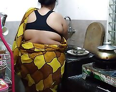 Kitchen Me Saree Pahana Desi Hot Aunty Ki Chudai - (55 Year Old Tamil Aunty Fucks Wide Dramatize expunge Kitchen)