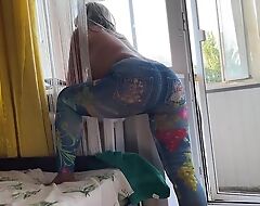Curvaceous materfamilias pulls down her jeans to succeed in fucked into ass