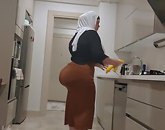 my stepmother wears a skirt for me and demonstrates me her big butt.