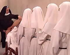 Maw adept Yolanda salutes chum around with annoy young nuns