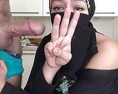 Mere algerienne excitee en hijab trompant avec de grosses bites a Marseille