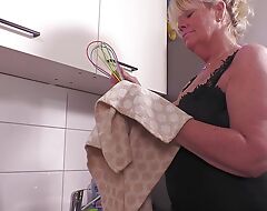 Uncompromised mature mom copulates will not hear of pain in the neck and pussy in the kitchen