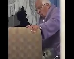 Anciana en mamando en el acilo...