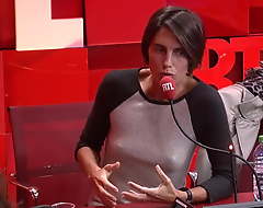 Alessandra Hire out sans soutif a la radio