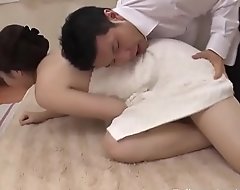 बेटा नहाते समय सौतेली माँ की बड़ी गांड देखना पसंद करता है