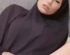 Hijabi inclusive scraping muff on webcam