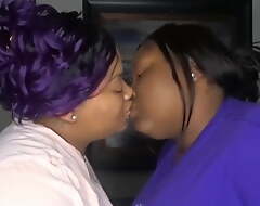 2 bbws kiss of the first time sexy