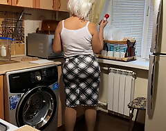 In the kitchen it's nice to think the world of with a mature MILF in the nuisance