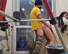 A housewife with a gorgeous booty seduced a handyman