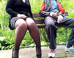 Unfamiliar MILF in pantyhose paddle off my bushwa in the park on a counter